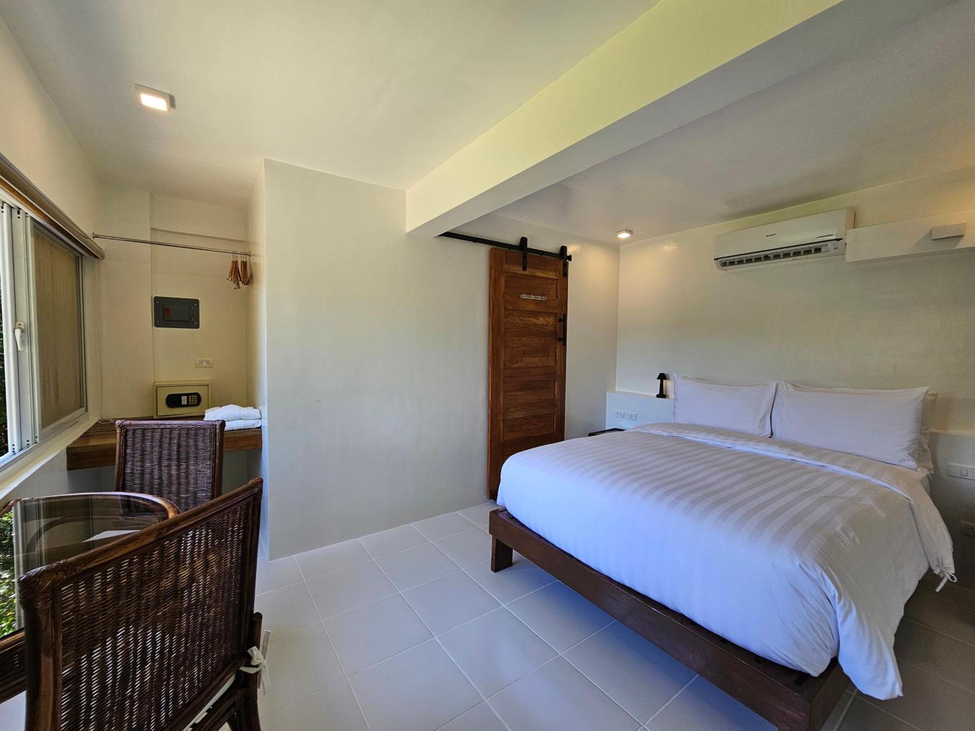 Edgewater Dive & Spa Resort Puerto Galera Exterior photo