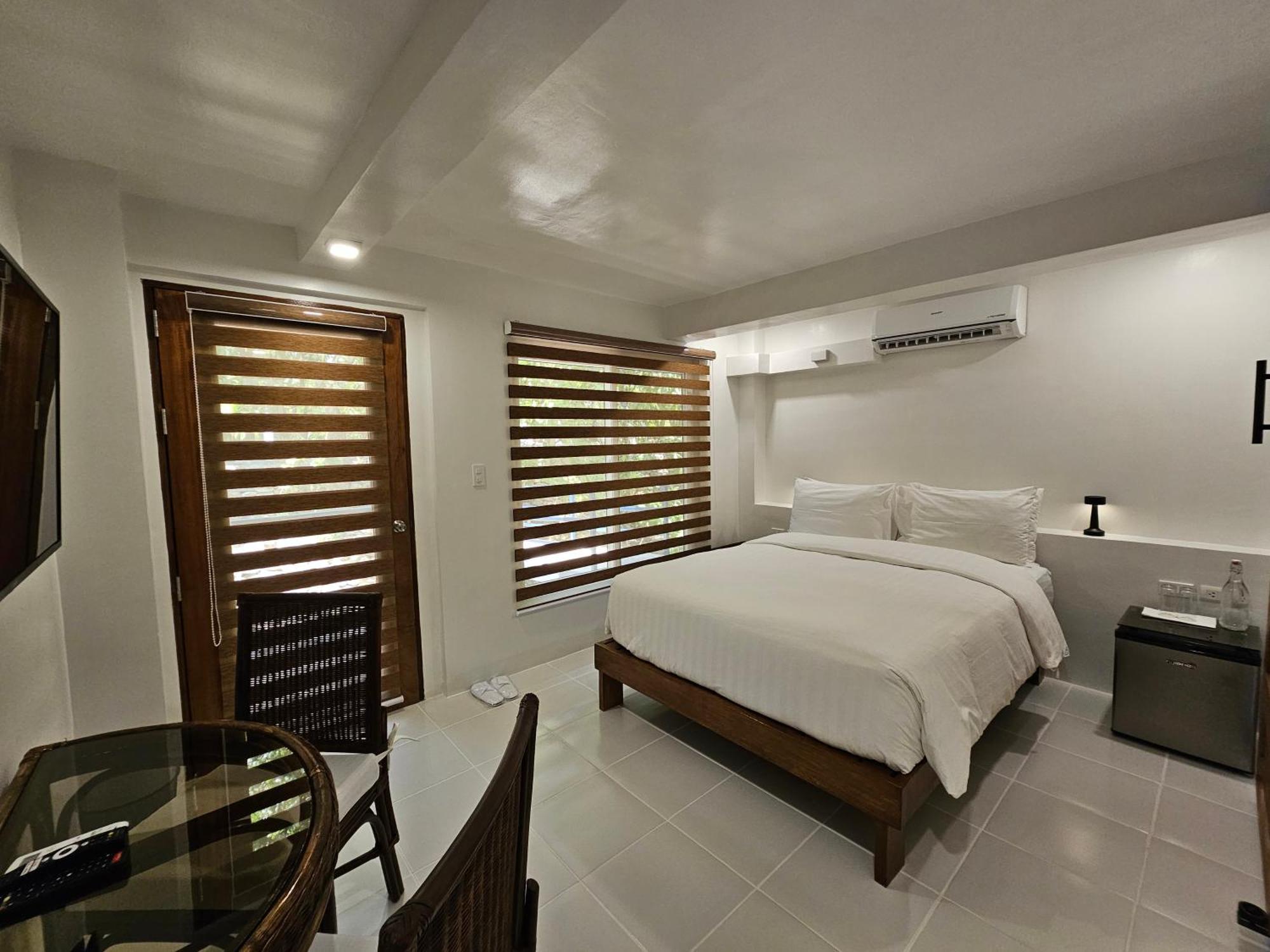 Edgewater Dive & Spa Resort Puerto Galera Exterior photo